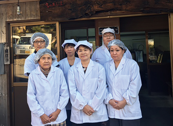 伝統食文化「燻り豆腐」を守り続ける母袋工房のみなさん。