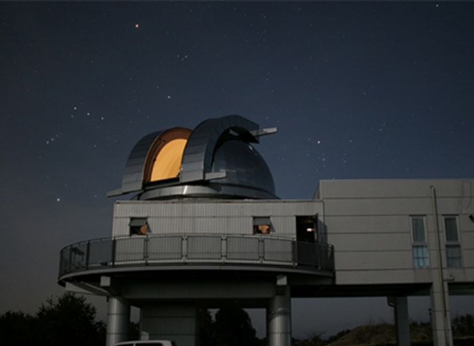 昼間や天候の悪いときでも星に親しむことができるよう、「星と宇宙の立体映像上映システム」を設置しており、迫力のある映像が投影されるもので、好評を博しています。